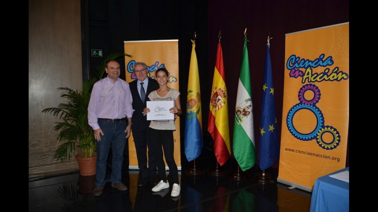 Alumna y profesor del IES Azuer con el premio Laboratorio de Geología de Ciencia en Acción 2016