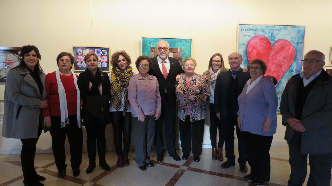 Alcalde, concejalas y consejo local de mayores a la entrada del evento de la Revista de Variedades