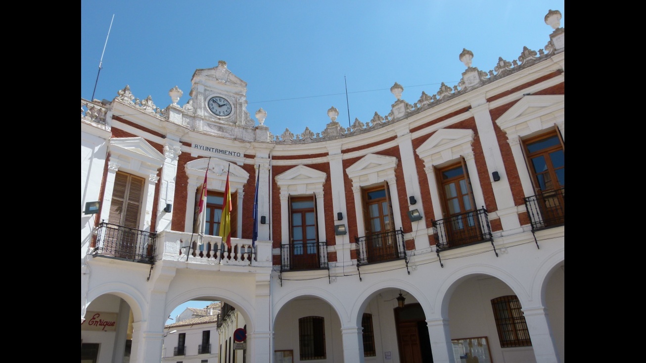 Fachada principal del Ayuntamiento de Manzanares