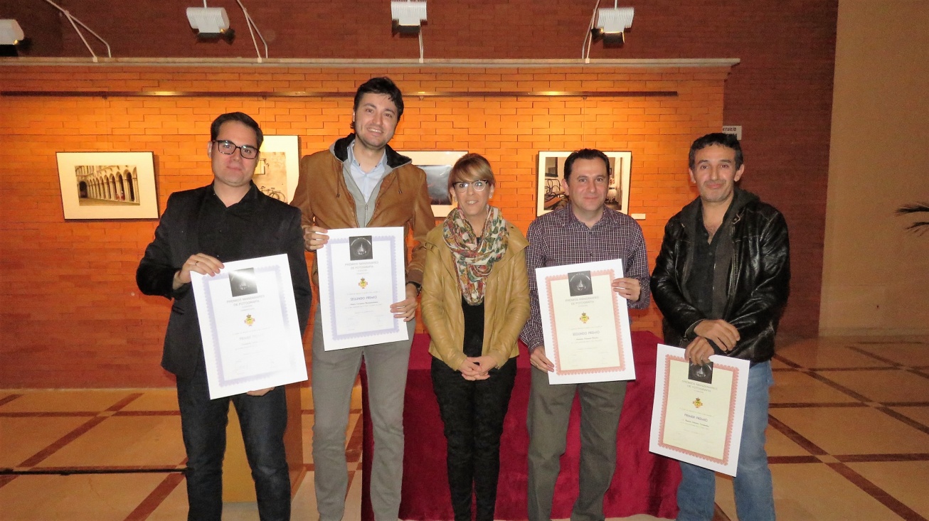 La concejala de Cultura, Silvia Cebrián, junto a los ganadores de los Premios de Fotografía 2016