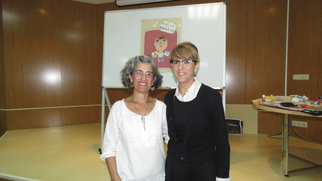 Silvia Cebrián, concejala de cultura, junto a la ilustradora Inés Vilpi