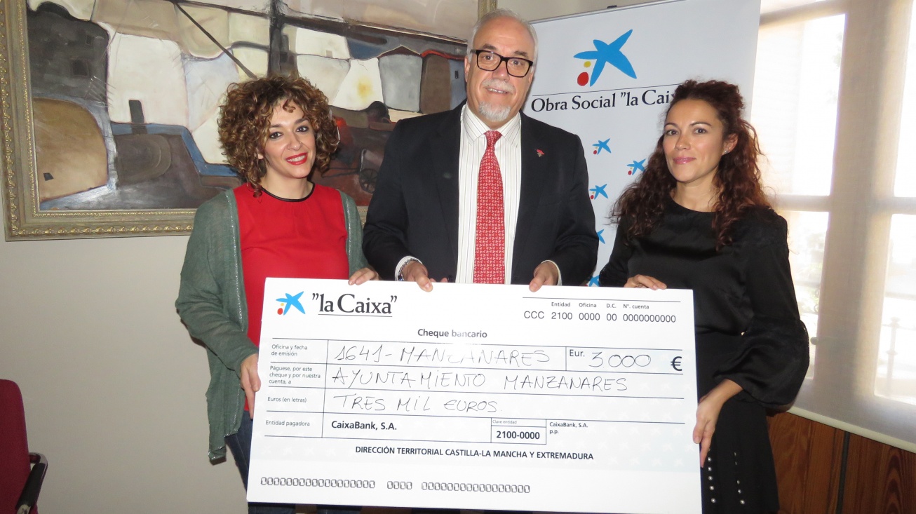 Firma del convenio entre Ayuntamiento y la Obra Social La Caixa para las Cestas de Navidad Solidarias