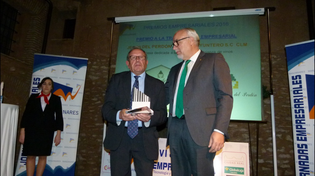 Julián Nieva entregó a Félix Cano, presidente de la Cooperativa, el premio a la trayectoria empresarial