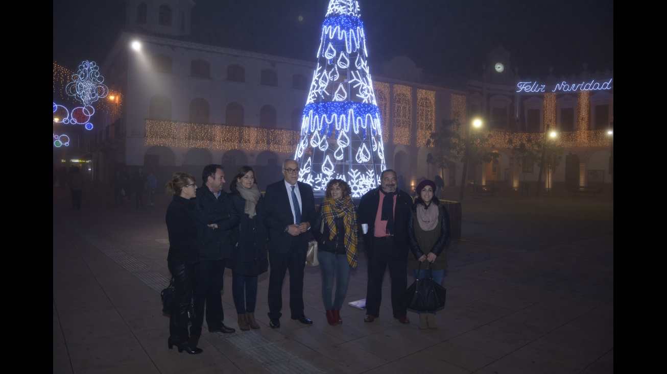 Julian Nieva y miembros del equipo de gobierno visitan y comprueban las novedades de la nueva iluminación de Navidad