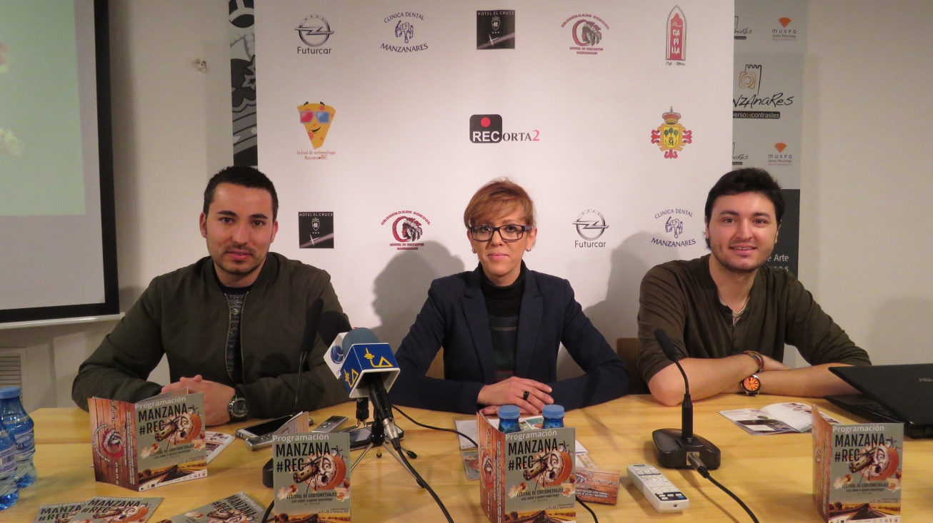 Silvia Cebrian, concejala de cultura, junto a Mario Cervantes (dcha,) y Juan Pedro Araque, director y co-director de Recorta2, en la presentación de ManzanaREC