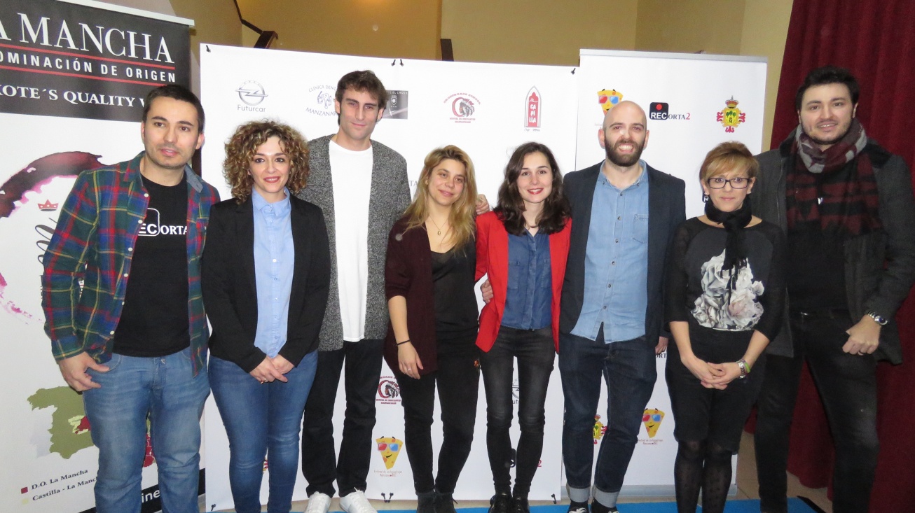 Labián y Cebrián junto al equipo de "Postales" y organizadores del festival