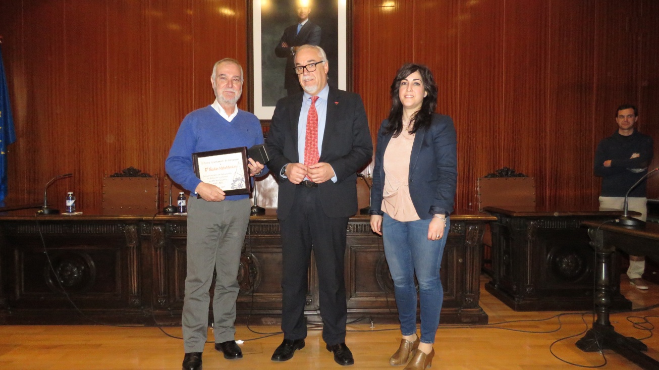 El alcalde Julián Nieva (centro), junto a Nicolás Mata y la concejal de personal, Gemma de la Fuente