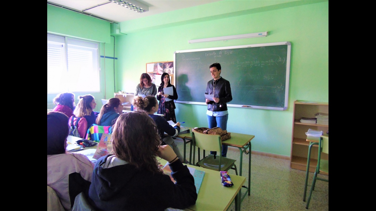 Esther Nieto-Márquez en un centro educativo informando al alumnado sobre el Carnet VIP