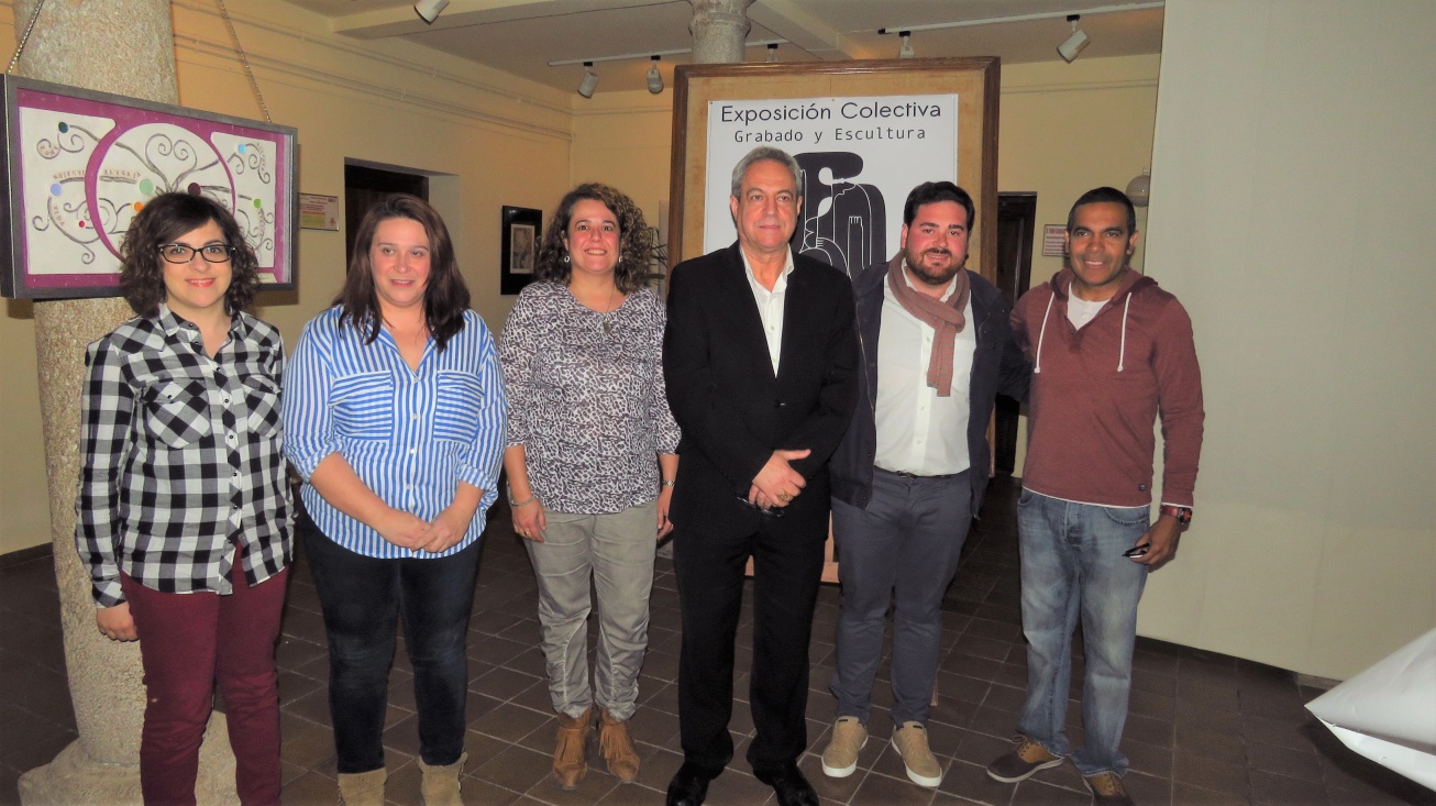 Pablo Camacho junto al director de la UP, monitores y artistas