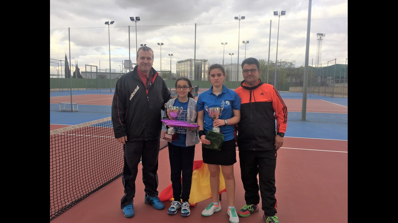 Laura Sanz e Itziar Aparicio, flanqueadas por el delegado provincial de la Federación de Tenis, Rafael Fernández de Marco y por José Luis Sánchez-Migallón, entrenador de Itziar Aparicio