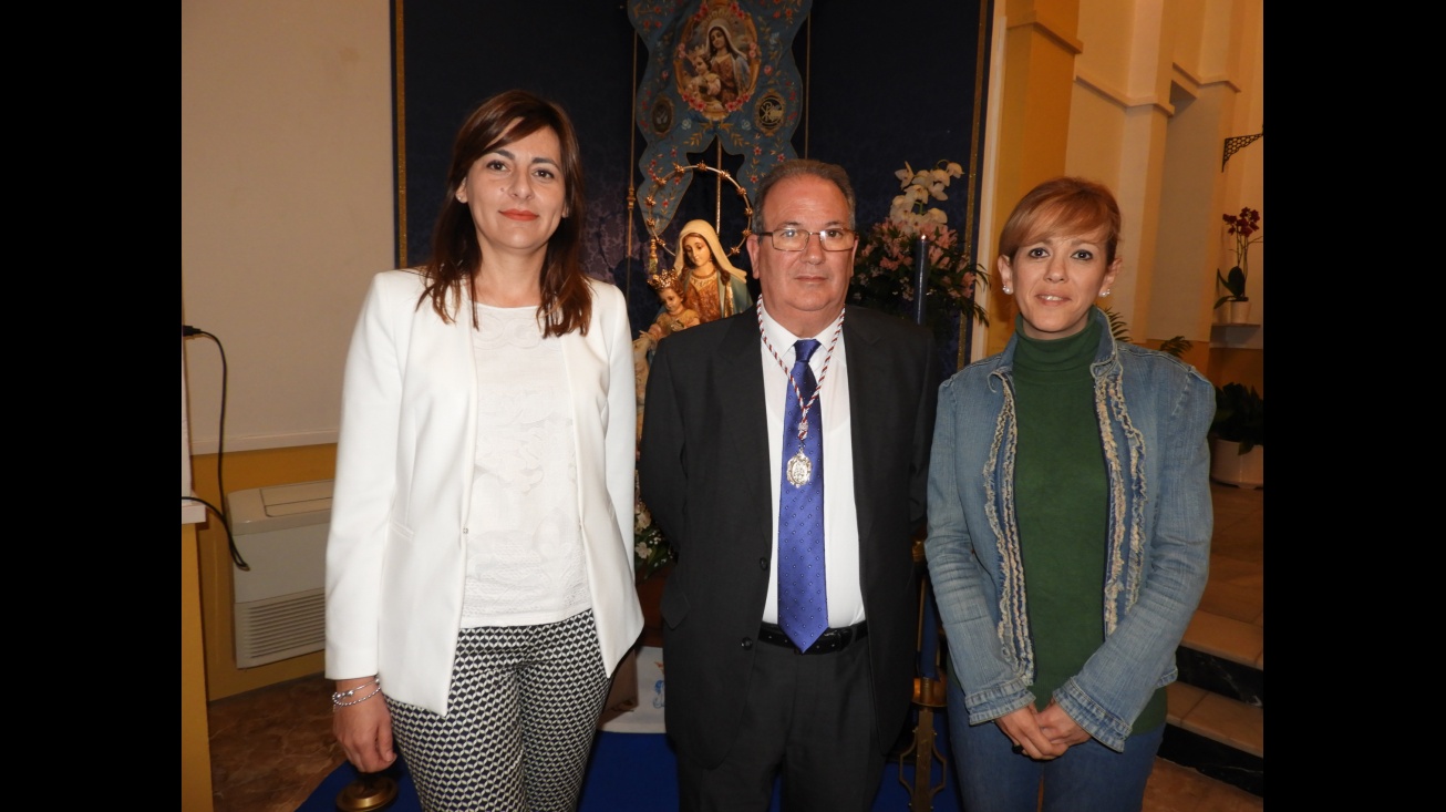 El pregonero, Fernado Sánchez-Migallón, junto a las concejalas de cultura, Silvia Cebrián y de proximidad, Isabel Díaz-Benito