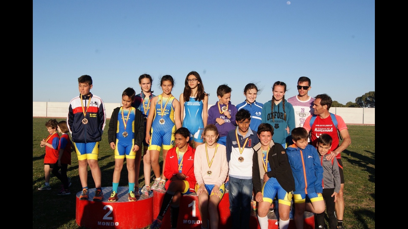 Equipo de la Escuela Municipal de Triatlón de Manzanares