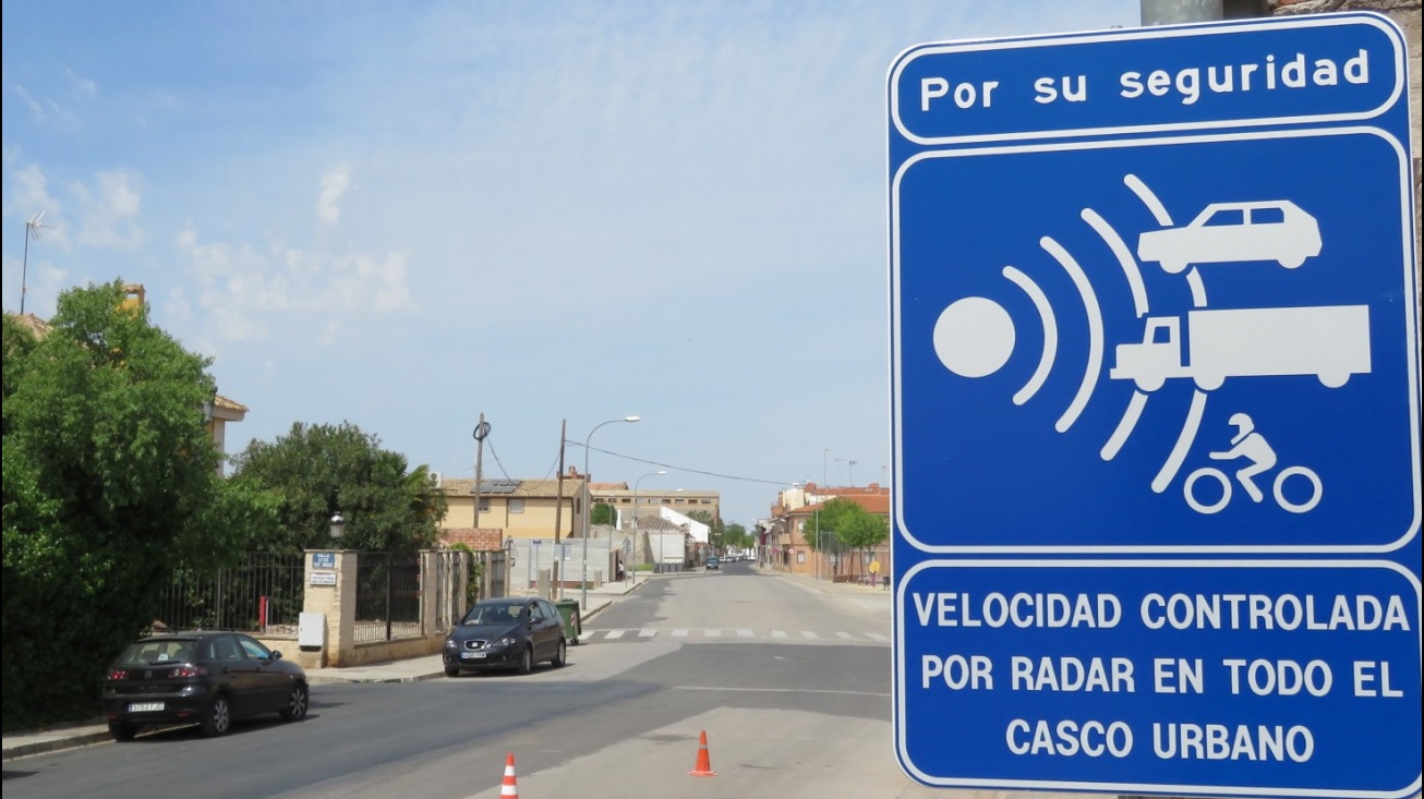 Señal de control de velocidad en la Avenida de Cristóbal Colón