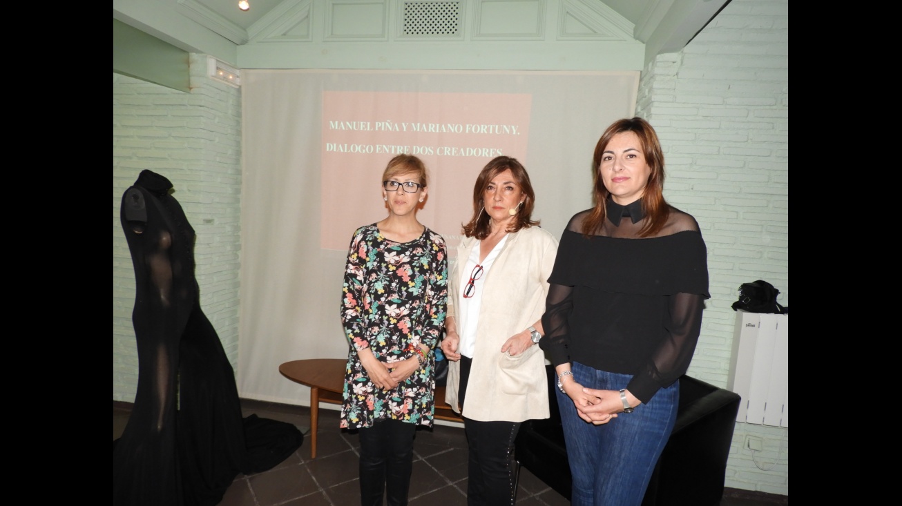 Las concejalas Silvia Cebrián e Isabel Díaz-Benito, junto a la ponente Susana Pinilla