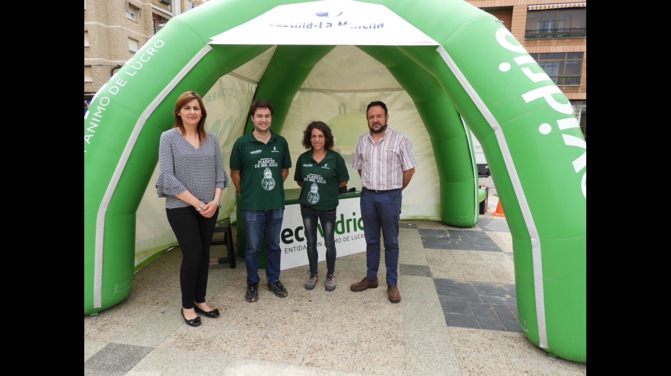 Isabel Díaz-Benito y Juan López de Pablo, concejales del Ayuntamiento de Manzanares, junto a los educadores ambientales de la campaña Ecovidrio