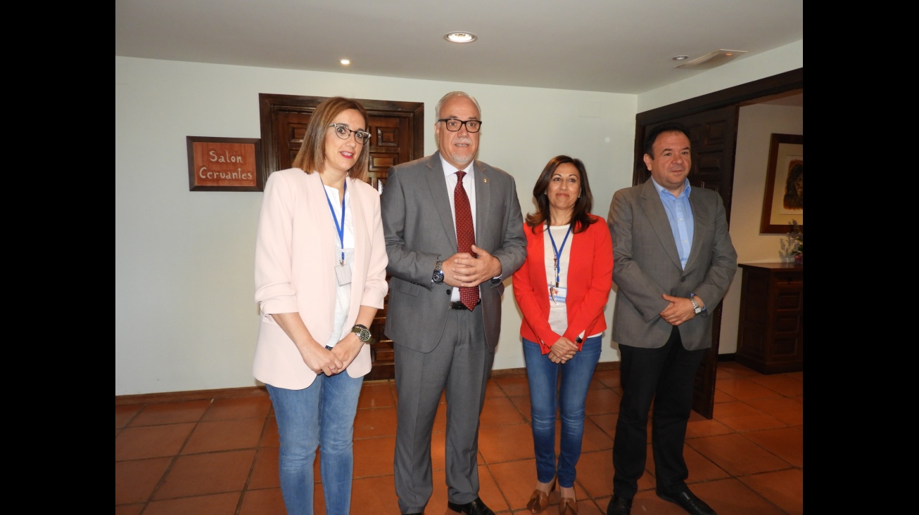 El alcalde y concejal junto a la presidenta y vicepresidenta de la asociación "Avanzando, Educación Especial"