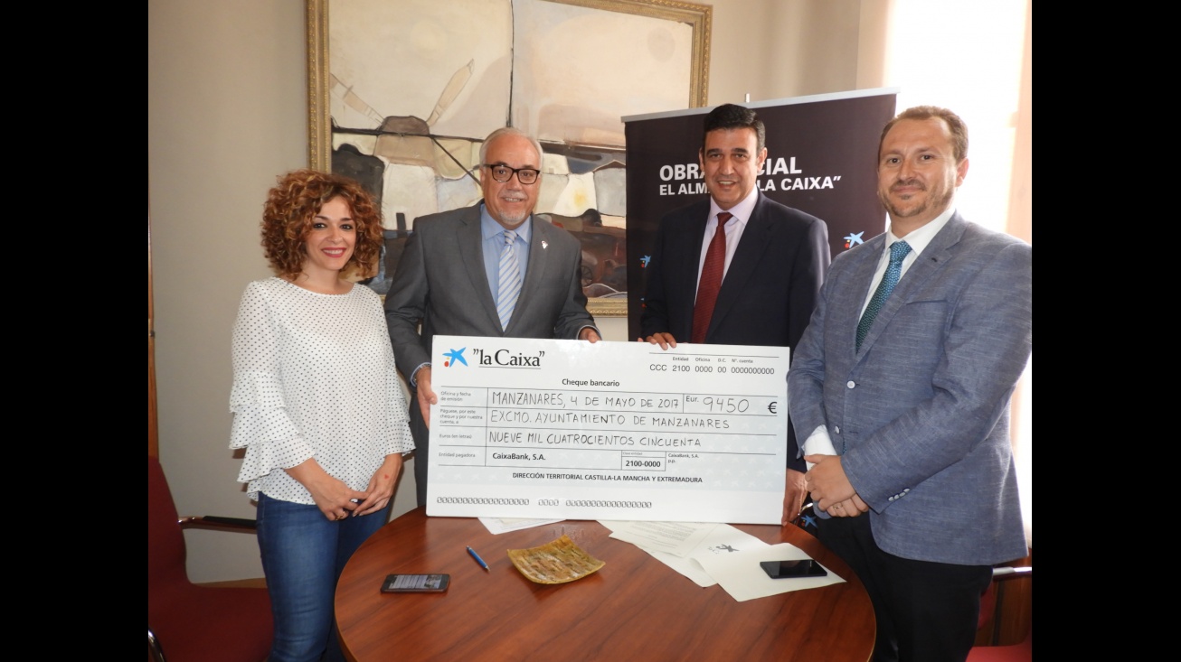 Firma del convenio entre Ayuntamiento de Manzanares y CaixaBank