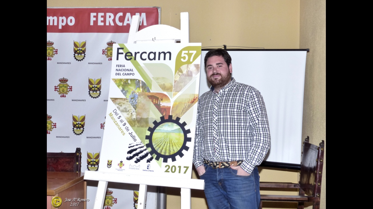 Pablo Camacho junto al cartel anunciador de Fercam 2017