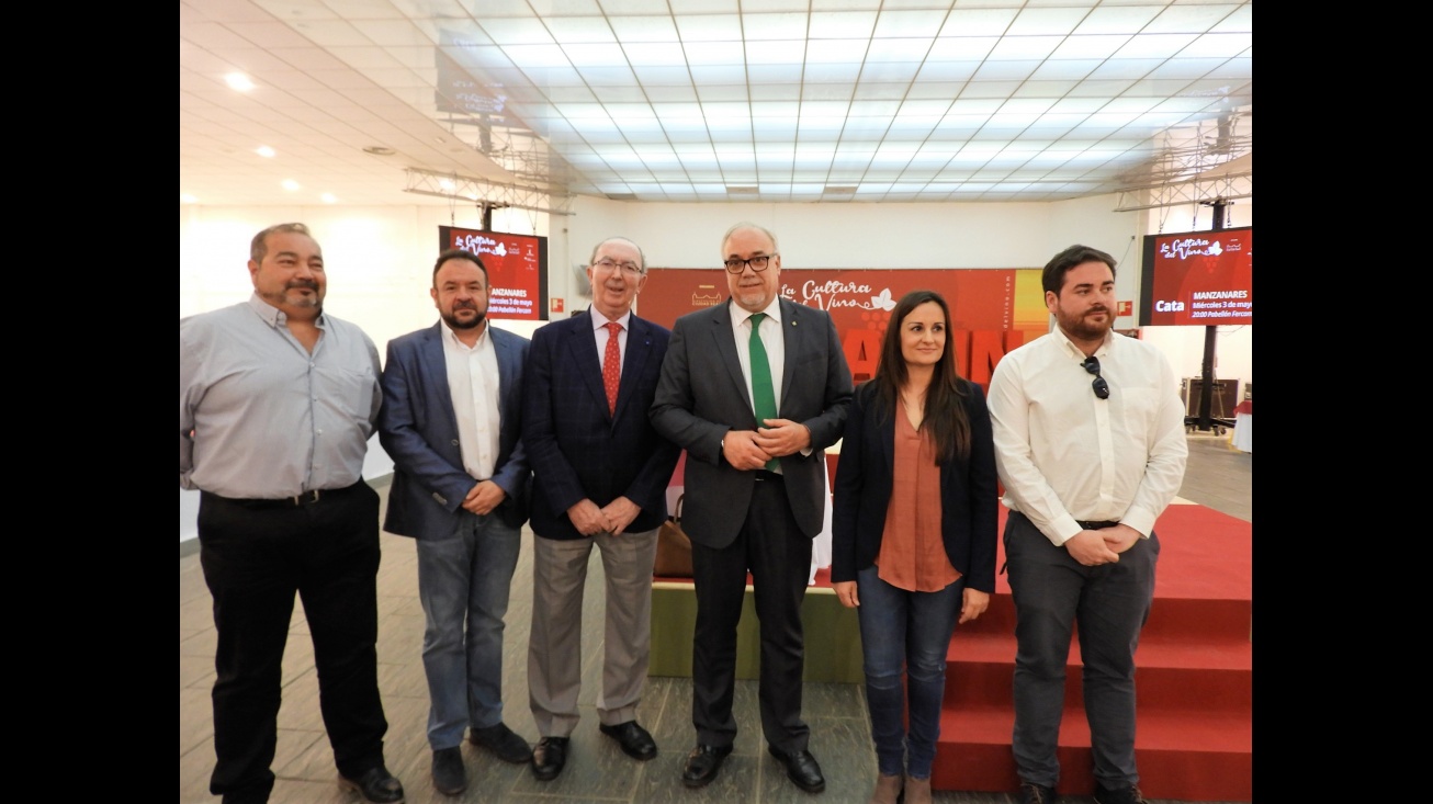 Julian Nieva, alcalde y diputado provincial en la actividad de la Cata de las Bodegas de Manzanares para 300 personas