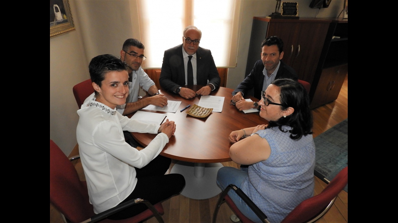 El alcalde de Manzanares, Julián Nieva, en la firma del convenio con los IES "Azuer" y Sotomayor"