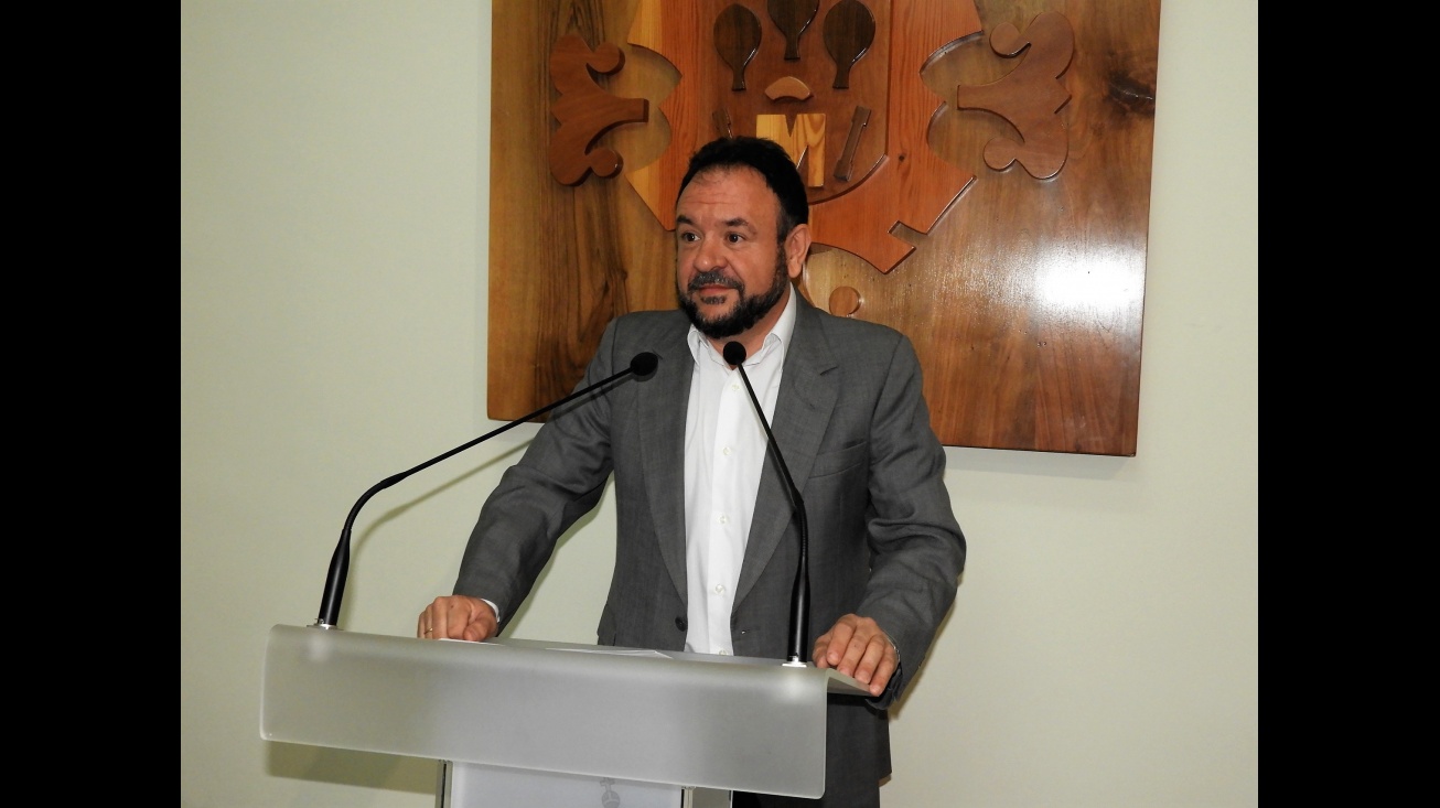 El concejal de educación, Juan López de Pablo en la presentación de las convocatorias de ayudas