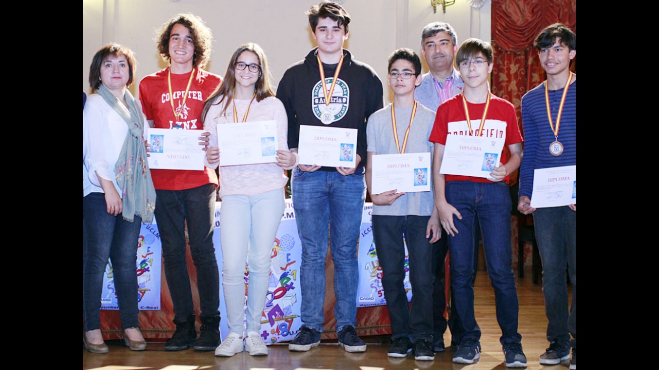 Marta Gijón, alumna del IES Azuer con el resto de galardonados que participarán en la Olimpiada Nacional