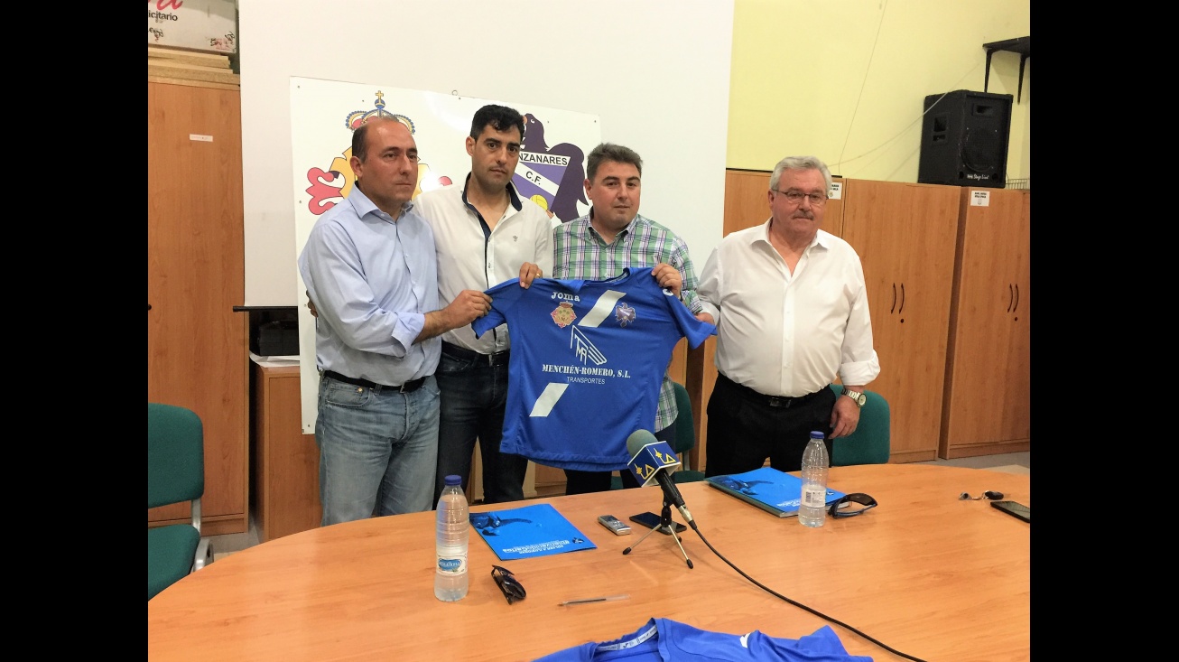 Carlos Julián (segundo por la izquierda) en su presentación como entrenador del Manzanares CF