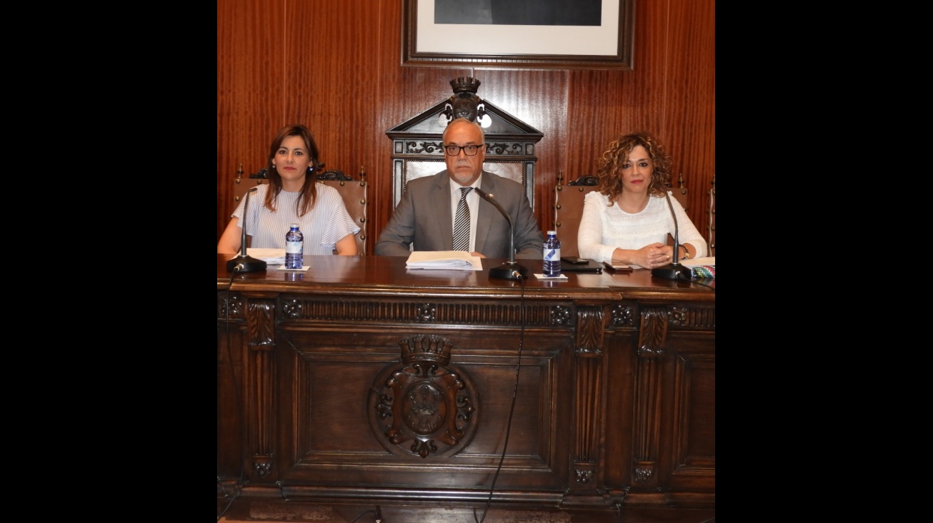 Julián Nieva junto a Beatriz Labián e Isabel Díaz-Benito