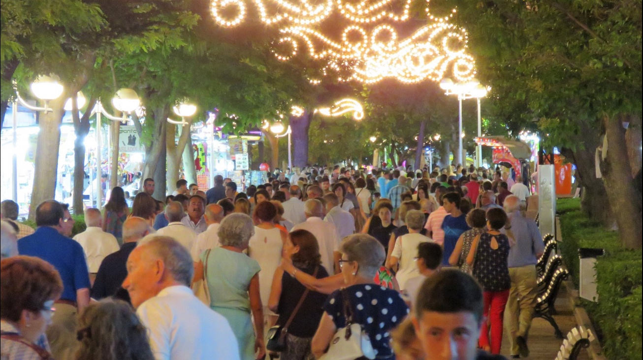 Público en los paseos del Río durante la feria