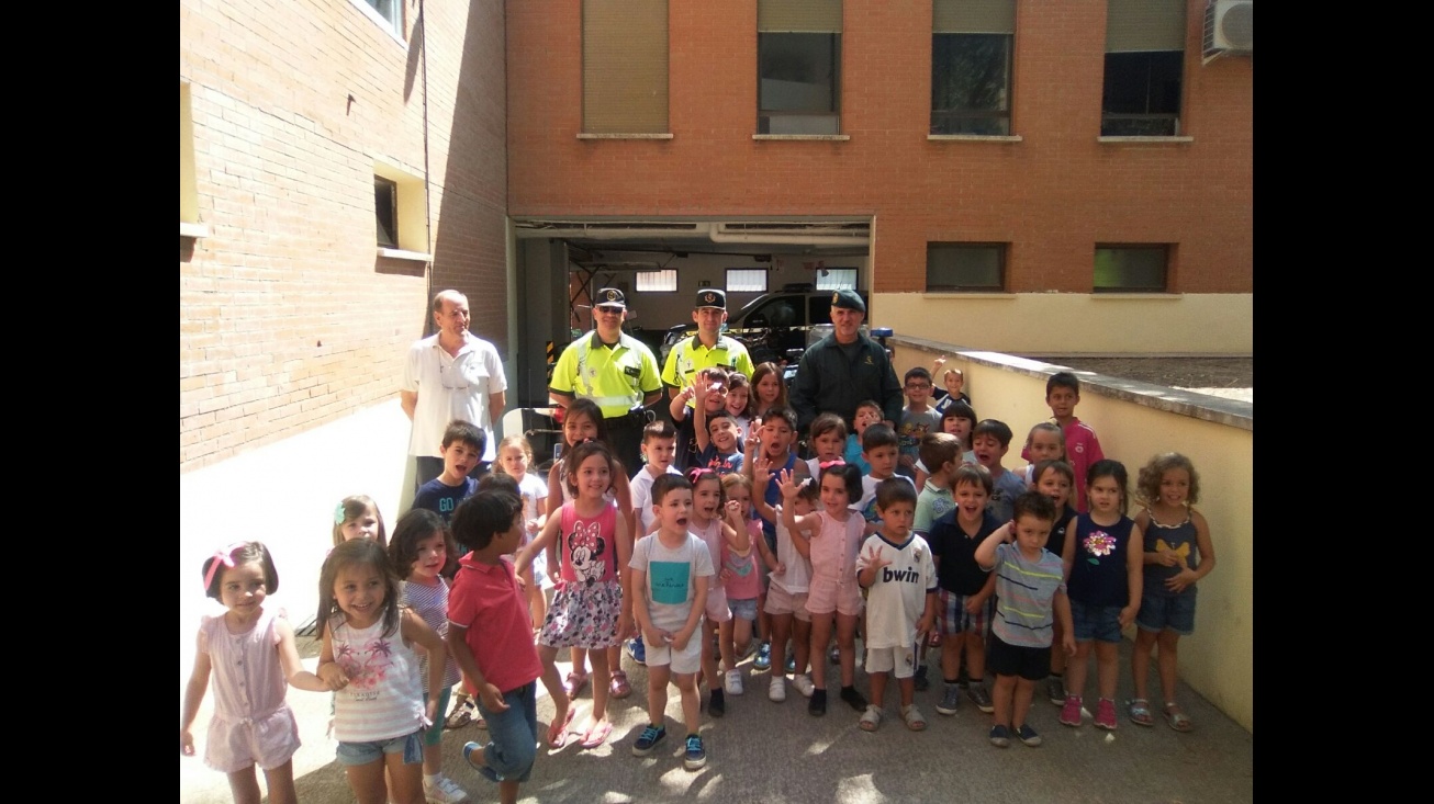 Cuarenta niños y niñas de la Ludoteca conocen el trabajo de la Guardia Civil