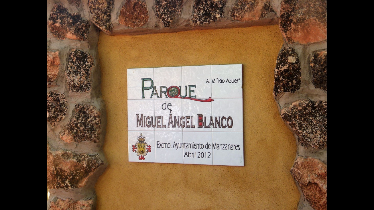 Placa que recuerda a Miguel Ángel Blanco en el parque que lleva su nombre en Manzanares