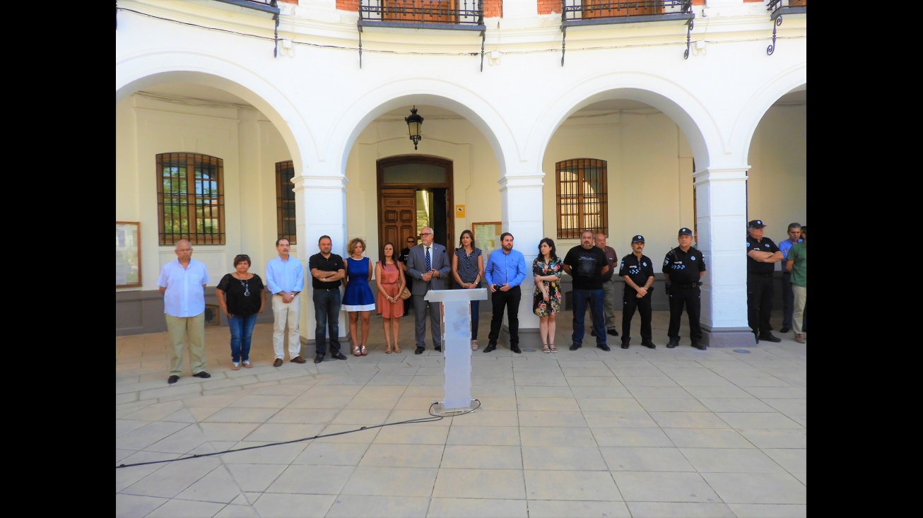 Concentración en la Plaza de la Constitución para expresar la condena por los atentados en Cataluña