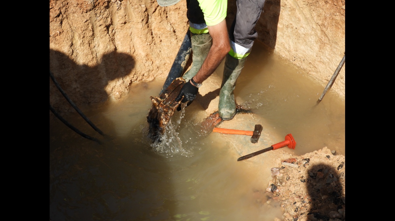 Avería de la tubería general de abastecimiento de agua potable en Manzanares