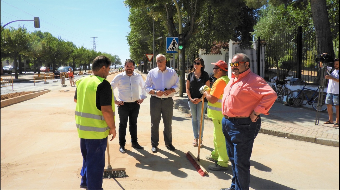 El alcalde, Julián Nieva realiza una visita para comprobar el estado de las obras en varias zonas de Manzanares