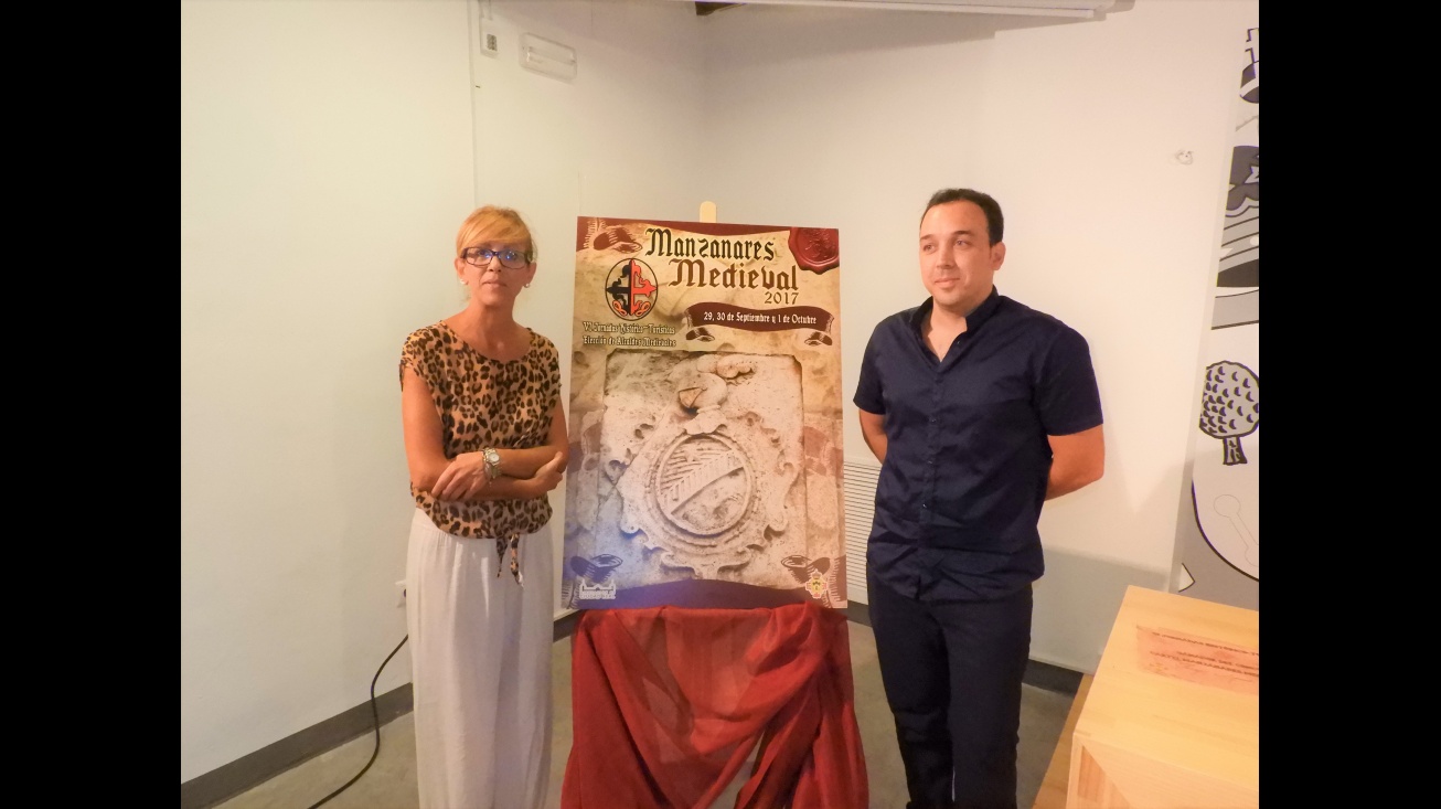 Silvia Cebrián y Sergio Aguado en la presentación del cartel de las VI Jornadas Medievales de Manzanares