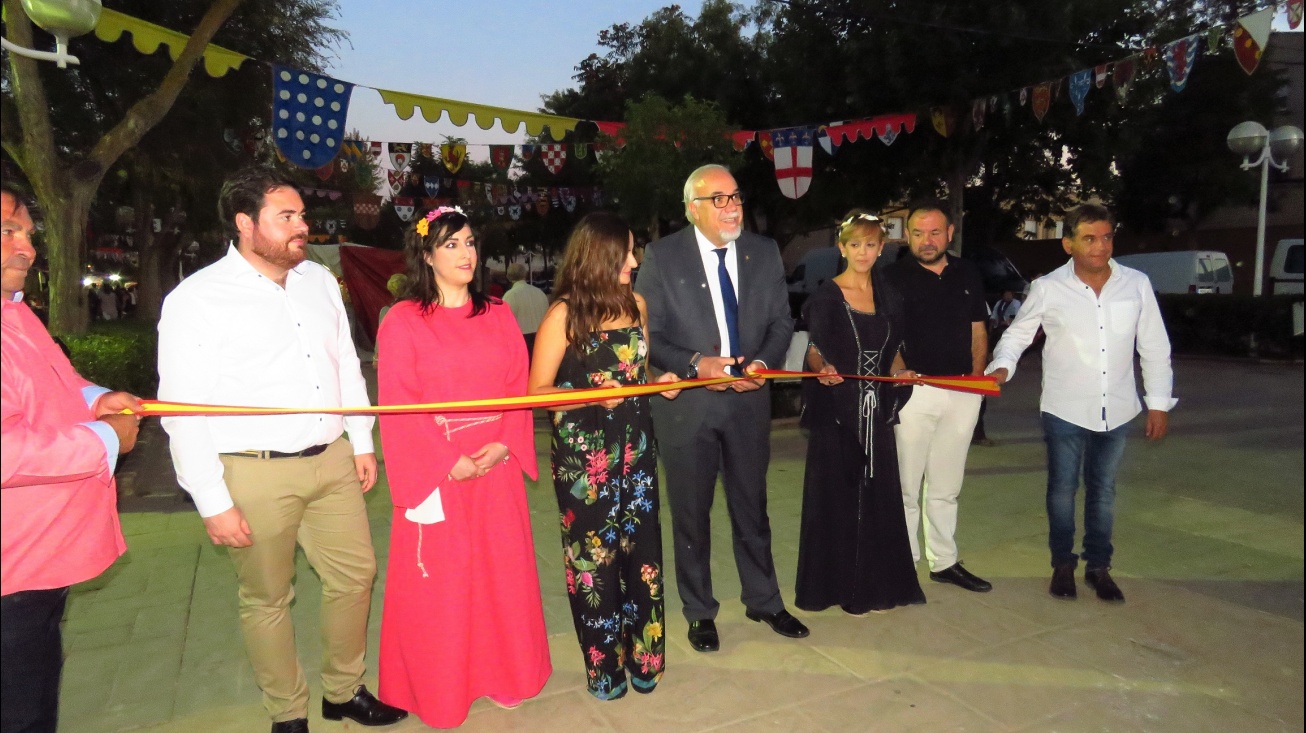 El alcalde, Julián Nieva, junto a Prado Zúñiga y Silvia Cebrián en la inauguración del Mercadillo Medieval y Calatravo