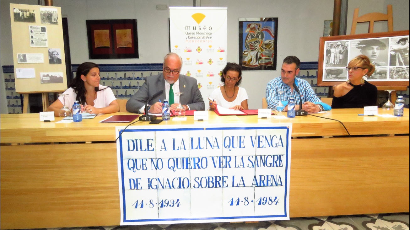 Momento de la firma del convenio de cesión con la familia de Sánchez Mejías