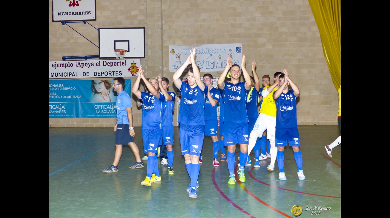 Plantilla del Manzanares FS saludando a su afición en pretemporada. Foto: José A. Romero