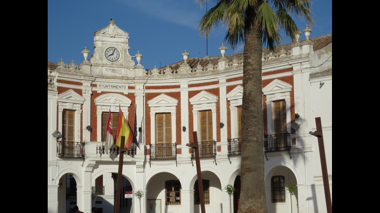 Fachada principal del Ayuntamiento de Manzanares