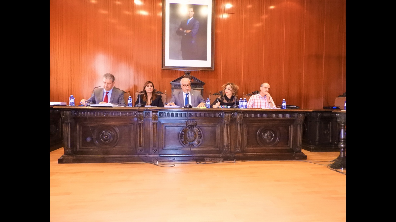 Julián Nieva, alcalde, junto a Beatriz Labián, portavoz del equipo de gobierno e Isabel Díaz-Benito, concejala de obras, en el pleno de septiembre