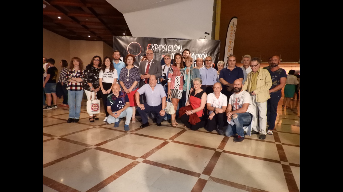 El alcalde, Julián Nieva, la concejal de cultura, Silvia Cebrián, la presidenta de la Asociación Ana María Romero junto a los fotógrafos participantes