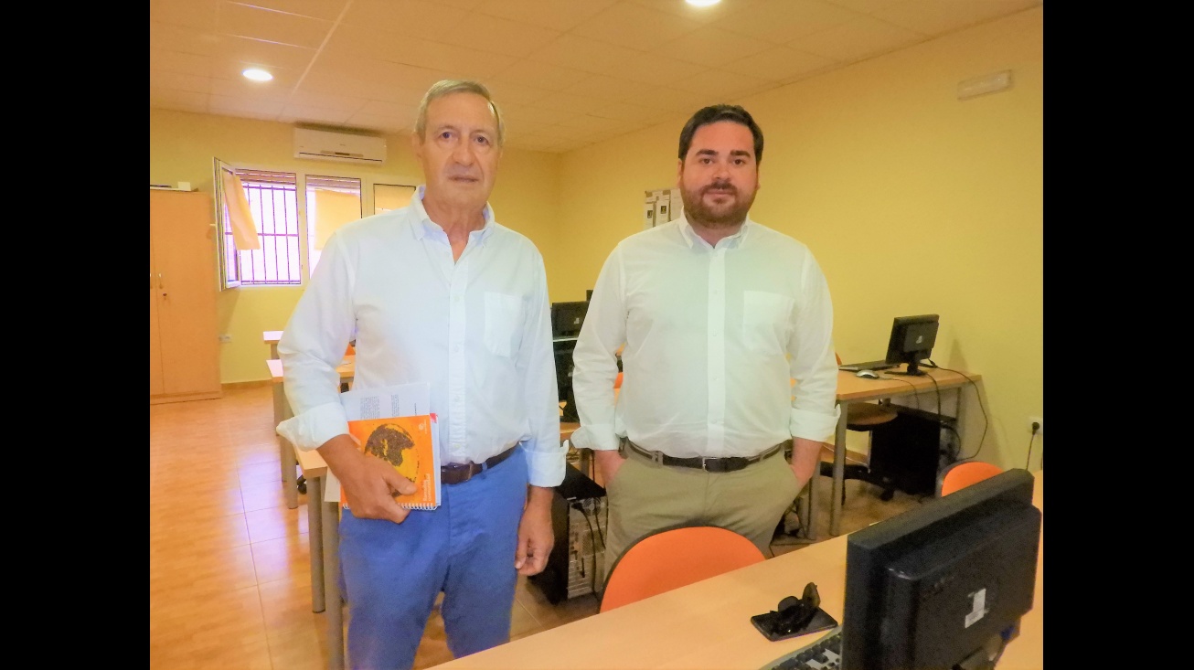 Pablo Camacho, concejal de Personal y Empleo, junto a Diego Gallego, director de Cáritas Interparroquial de Manzanares