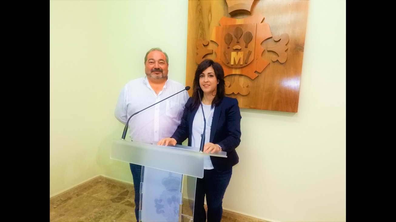 Miguel Ramírez, concejal de seguridad y Gemma de la Fuente, concejala de promoción del pequeño comercio