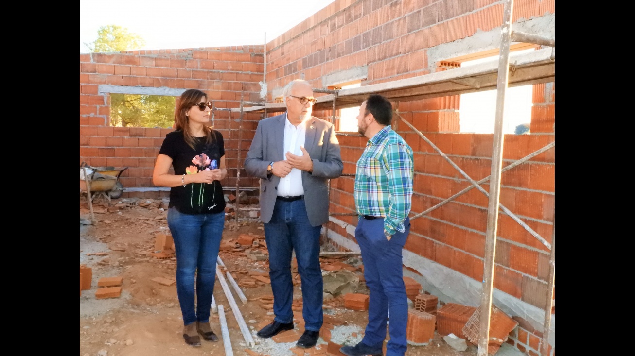 El alcalde y los concejales Isabel Díaz-Benito y Juan López de Pablo durante la visita a las obras del refugio de gatos