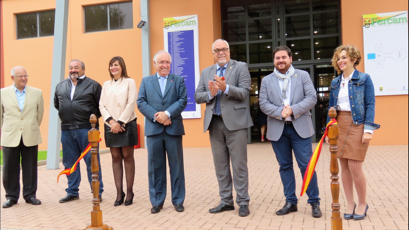 Autoridades tras el corte de cinta inaugural del 7º Salón del Automóvil