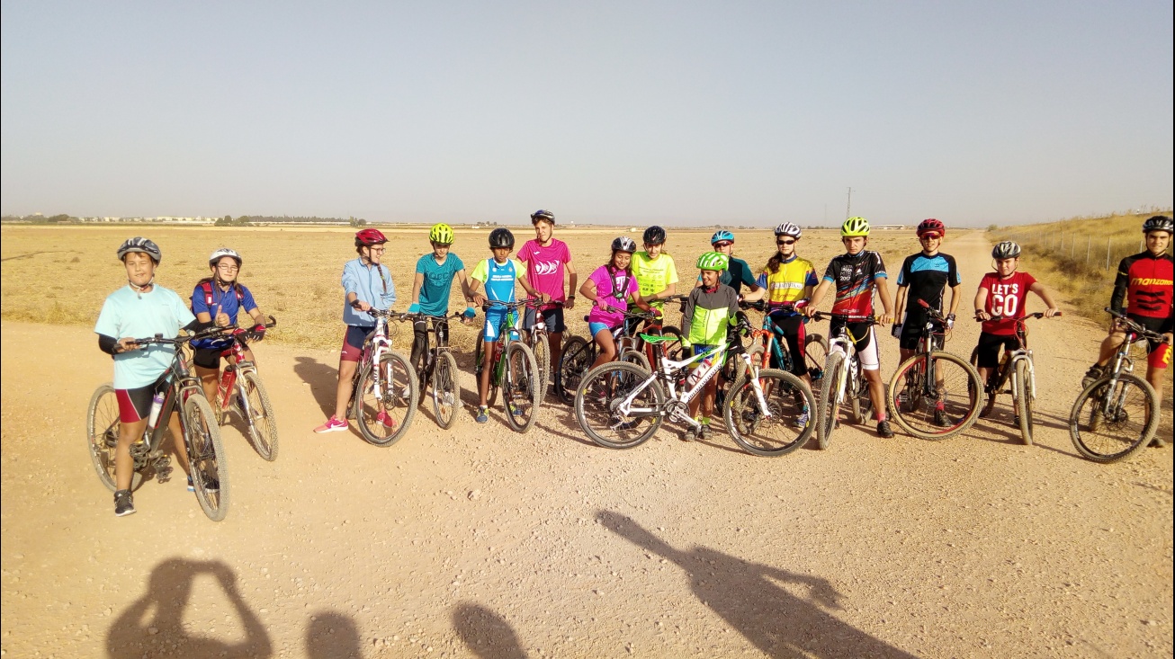 Alumnado de la escuela durante un entrenamiento de BTT