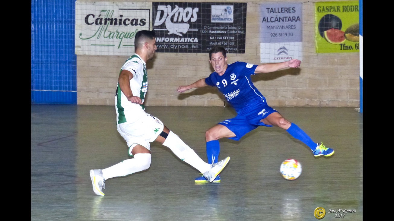 Lance del partido ante el Córdoba. Foto: J.A. Romero