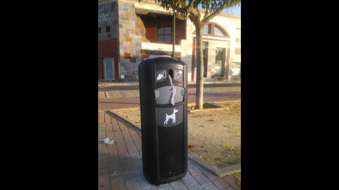 Instalación de papeleras caninas en varios puntos de Manzanares