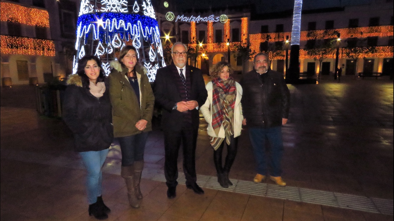 Alcalde y concejales del equipo de gobierno asistieron al encendido navideño