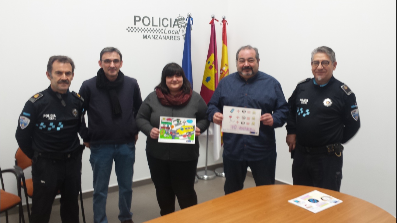 El jurado con los dibujos seleccionados como ganadores